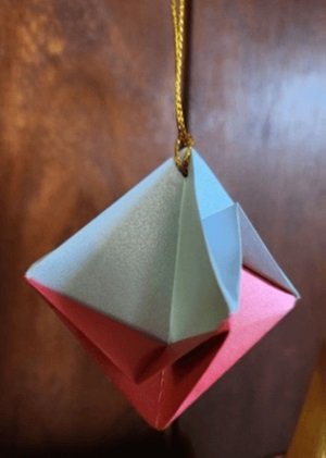 Adorno geométrico con aspecto de diamante Adorno geométrico con aspecto de diamante