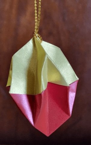 Adorno Origami rojo y Oro