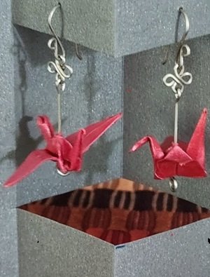 Aritos con forma de grullas voladoras