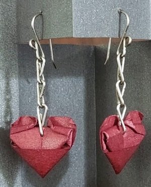 aritos plegados formando un corazón aritos plegados formando un corazón