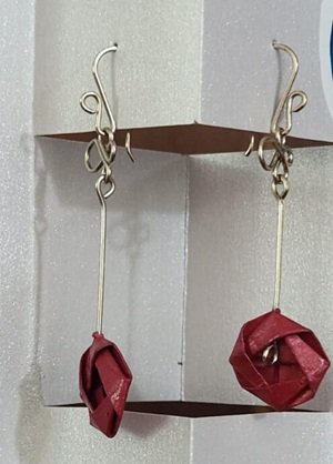 Aritos en forma de capullo de flor abriéndose Aritos en forma de capullo de flor abriéndose