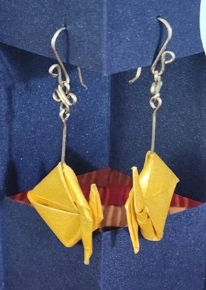 Aretes de origami en forma de peces nadando