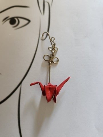 Aretes en forma de grullas voladoras.