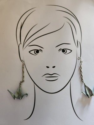 Aretes en forma de grullas voladoras.