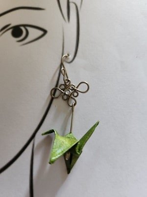 Aretes en forma de grullas voladoras.